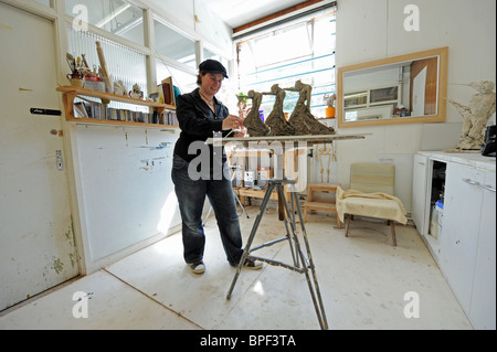 Renommierte Künstler und Bildhauer Eve Shepherd in ihrem Atelier Hove Sussex UK Stockfoto