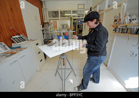 Renommierte Künstler und Skulptur Eve Shepherd in ihrem Atelier Hove Sussex UK Stockfoto