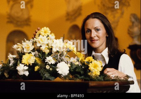 Vicomtesse Penelope Cobham früher Penelope Ann Cooper mit Blumenarrangement in Hagley Hall im Jahr 1980 Stockfoto