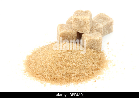 Rohrzucker und Zuckerwürfel auf weißem Hintergrund Stockfoto