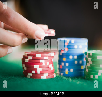 Hand hält Glücksspiel chips Stockfoto