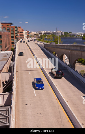 WASHINGTON, DC, USA - erhöhte Whitehurst Freeway Pässe von Georgetown. Stockfoto