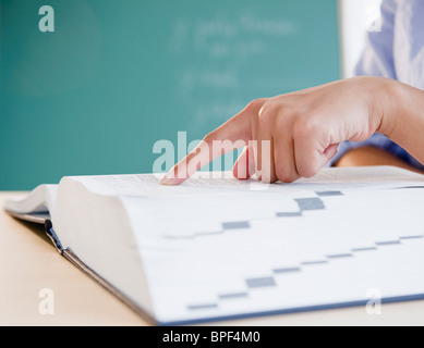 Fingerzeig auf Wort im Wörterbuch Stockfoto