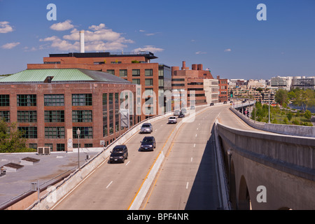 WASHINGTON, DC, USA - erhöhte Whitehurst Freeway Pässe von Georgetown. Stockfoto