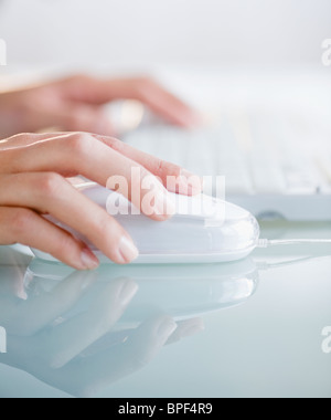 Hände, die Computer-Maus und Tastatur in Betrieb Stockfoto