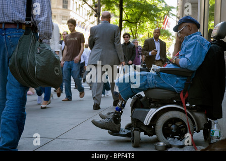 Mann im Rollstuhl betteln in New York City mit 2 künstliche Beinprothesen Stockfoto