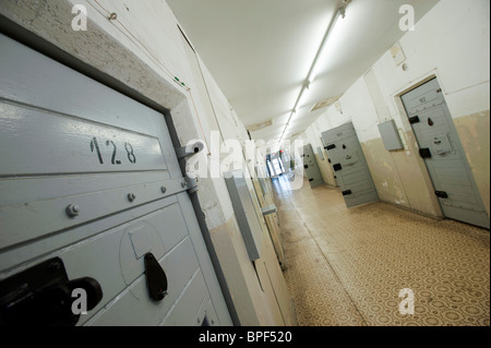Korridor im ehemaligen DDR geheime Sicherheitspolizei oder STASI-Gefängnis in Hohenschönhausen in Berlin Deutschland Stockfoto