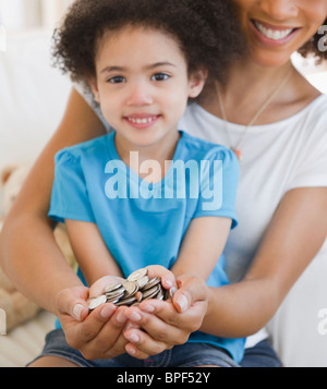 Mutter und Tochter Schröpfen Münzen in Händen Stockfoto