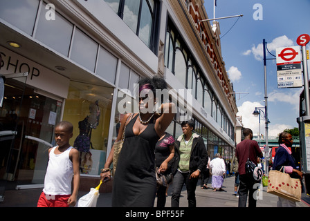 Allgemeine Straßenszene in Brixton South London Stockfoto