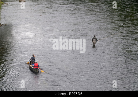 Kanus und Lachsangeln auf den River Spey in Grantown auf Spey SCO 6434 Stockfoto