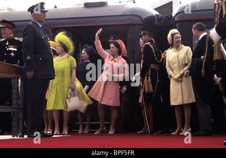 Mitglieder der königlichen Familie kommen mit dem königlichen Zug zur Einsetzung des Prinzen von Wales in Caernarfon 1969 LtoR Queen Mother, Prinzessin Alice, Prinzessin Margaret, Herzogin von Kent, Prinz Philip und die Königin. Beobachtet vom walisischen Staatssekretär George Thomas (rechts). Foto von DAVE BAGNALL Stockfoto