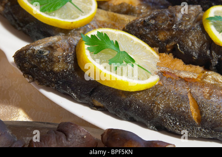 Montenegrinische Küche Spezialität: gebratene Forelle mit Zitrone und geräucherte Würste. Stockfoto