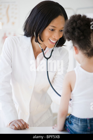 Kinderarzt mit Stethoskop untersuchen Patienten Stockfoto