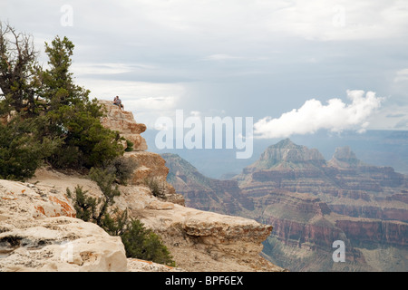 Ein paar sitzen, Blick auf den Grand Canyon von Bright Angel Point, North Rim, Arizona USA Stockfoto