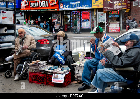 Zeitungsverkäufer in Busy 125th street in East Harlem New York City Stockfoto