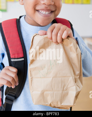 African American Boy tragen Rucksack mit Lunchpaket Stockfoto