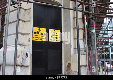 Asbest Warnhinweise auf einem verlassenen Gebäude in einer Stadt, U.K. Stockfoto