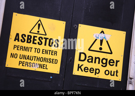 Asbest Warnhinweise auf einem verlassenen Gebäude in einer Stadt, U.K. Stockfoto