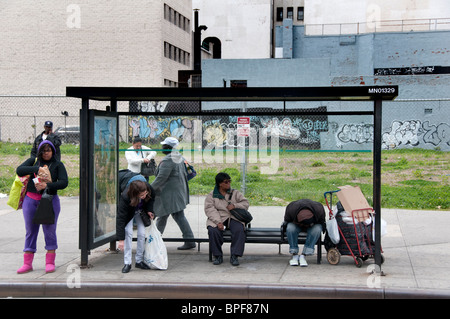 Bushaltestelle mit Menschen warten in West Harlem New York City Stockfoto