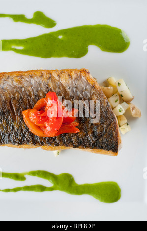 Meeräsche auf Bio-Gemüse und Brunnenkresse-Sauce serviert Stockfoto