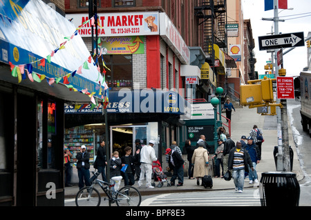 East Harlem Street Ecke mit der lokalen Bevölkerung der Gemeinschaft Stockfoto