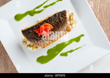 Meeräsche auf Bio-Gemüse und Brunnenkresse-Sauce serviert Stockfoto