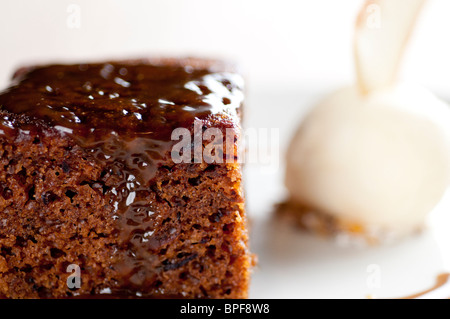 Traditionelles englisches Pub Essen - Sticky Toffee Pudding Stockfoto