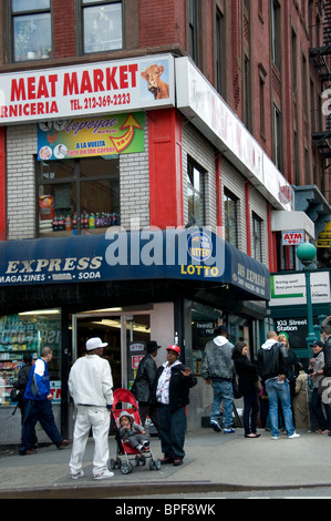 East Harlem Street Ecke mit der lokalen Bevölkerung der Gemeinschaft Stockfoto