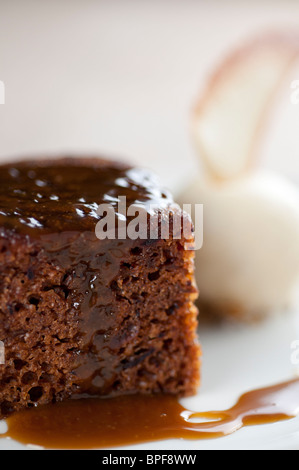 Traditionelles englisches Pub Essen - Sticky Toffee Pudding Stockfoto