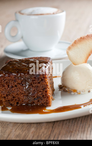 Traditionelles englisches Pub Essen - Sticky Toffee Pudding Stockfoto