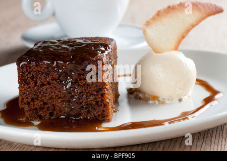 Traditionelles englisches Pub Essen - Sticky Toffee Pudding Stockfoto