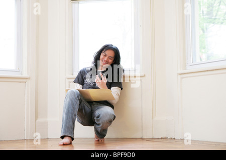 Chinesischer Mann SMS lesen Stockfoto