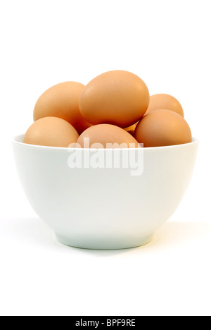 Schüssel Farm frische braune Freilandhaltung Eier In einer Schüssel weiß Stockfoto