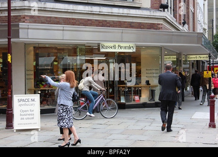 Russell & Bromley-Schuh-Shop in einer Stadt, U.K. Stockfoto