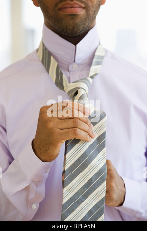 Gemischte Rassen Mann Krawatte binden Stockfoto