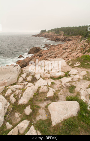 Ein Blick auf das felsige Ufer auf dem Cabot Trail in Capre Breton, Nova Scotia. Stockfoto