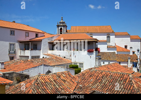 Weiß getünchten Villen mit einem Terrakotta-Dach innerhalb der Stadtmauer der mittelalterlichen Dorf Obidos, Portugal Stockfoto