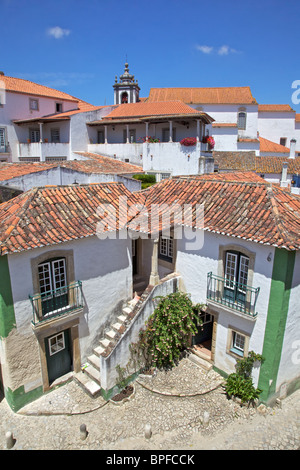 Weiß getünchte Villa mit einem Terrakotta-Dach innerhalb der Stadtmauer der mittelalterlichen Dorf Obidos, Portugal Stockfoto