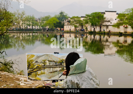 Junge Künstlerin Malerei vor einem Teich in der Nähe von Huangshan in Hongcun, Provinz Anhui, China Stockfoto