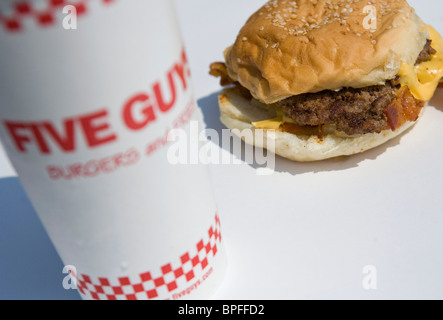 Eine fünf Jungs Bacon Cheeseburger und Pommes Frites. Stockfoto