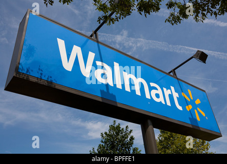 Walmart Ladengeschäft in vorstädtischen Maryland. Stockfoto