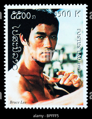 LAOS - CIRCA 1999: Eine Briefmarke gedruckt in Laos mit Bruce Lee, circa 1999 Stockfoto