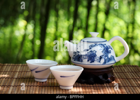 Asiatische Tee-Set in der Natur, Nahaufnahme. Stockfoto