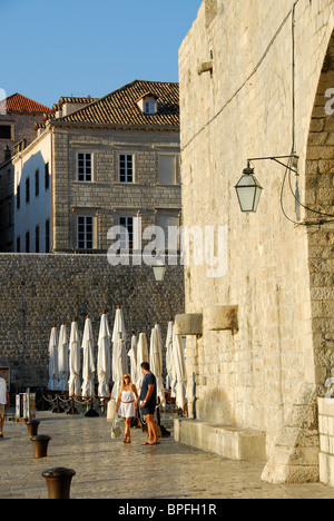 DUBROVNIK, KROATIEN. Ein paar am Hafen in der Altstadt. Stockfoto