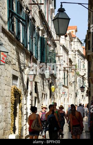 DUBROVNIK, KROATIEN. Shopping-Fans und Touristen auf Od Puca in der Altstadt. 2010. Stockfoto