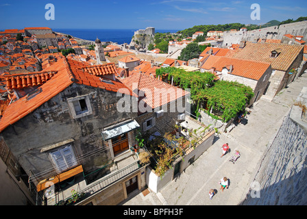 DUBROVNIK, KROATIEN. Eine Straße in der Altstadt, von der Stadtmauer aus gesehen. Stockfoto