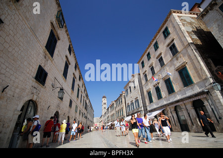 DUBROVNIK, KROATIEN. Ein Blick entlang der Stradun (Placa) in der Altstadt. Stockfoto