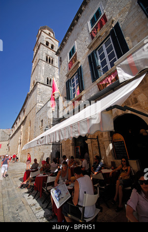 DUBROVNIK, KROATIEN. Ein Café am Stradun (Placa) in der Altstadt, mit den Campanile des Franziskanerklosters hinter. 2010. Stockfoto