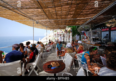 DUBROVNIK, KROATIEN. Trinken und Blick auf das Meer von Buza, eine beliebte Bar von der alten Stadtmauer. 2010. Stockfoto