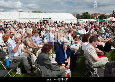 Großbritannien, England, Merseyside, Southport Flower Show, Victoria Park, Besucher warten Eröffnungsfeier Stockfoto